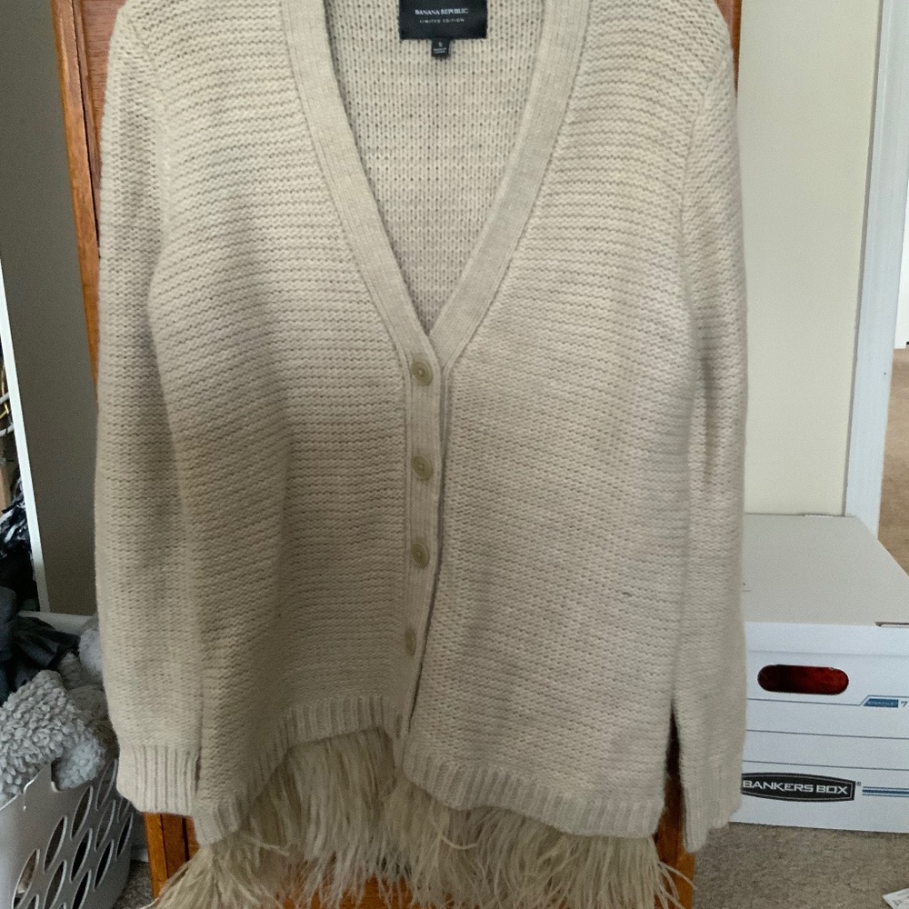 Cardigan with feathers